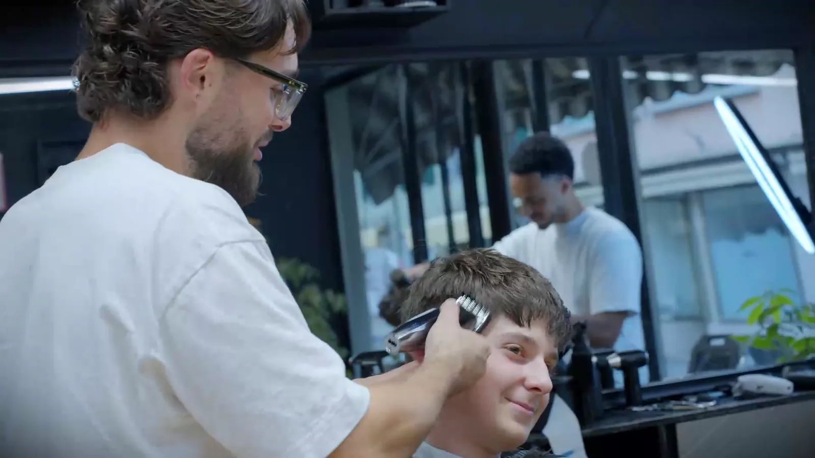 The House Fortuné — une coupe en cours, le client dans le miroir